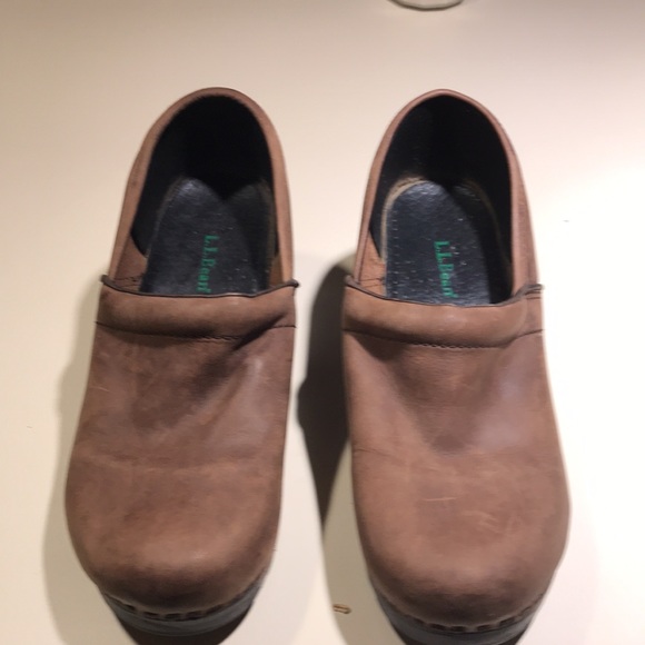 Women’s Brown LL Bean clogs size 8.5 - Picture 2 of 3
